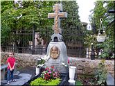Памятник о. Михаилу Холюте Памятник о. Михаилу Холюте
