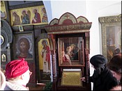 У иконы Богоматери «Покрывающая» У иконы Богоматери «Покрывающая»