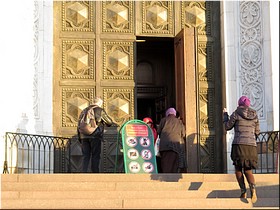 У входа в Храм У входа в Храм