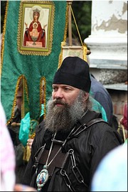 Епископ Душанбинский и Таджикистанский Питирим в веригах прп. Иринарха. Иринарховский крестный ход, 2013 г. Епископ Душанбинский и Таджикистанский Питирим в веригах прп. Иринарха. Иринарховский крестный ход, 2013 г.