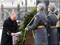 «Этот праздник уже давно приобрёл высокий статус народного». В День защитника Отечества Президент России возложил венок к Могиле Неизвестного Солдата, 23.02.2017 «Этот праздник уже давно приобрёл высокий статус народного». В День защитника Отечества Президент России возложил венок к Могиле Неизвестного Солдата, 23.02.2017