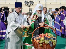 В праздник Преображения Господня Предстоятель Русской Церкви совершил Божественную Литургию на Соборной площади Выборга и совершил освящение плодов, 19.08.2017 В праздник Преображения Господня Предстоятель Русской Церкви совершил Божественную Литургию на Соборной площади Выборга и совершил освящение плодов, 19.08.2017