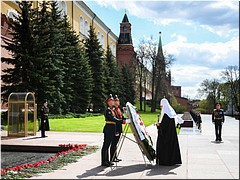 В преддверии 76-й годовщины Победы Святейший Патриарх Кирилл возложил венок к могиле Неизвестного солдата у Кремлёвской стены, 07.05.2021 В преддверии 76-й годовщины Победы Святейший Патриарх Кирилл возложил венок к могиле Неизвестного солдата у Кремлёвской стены, 07.05.2021