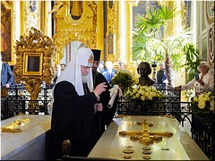 В день памяти первоверховных апостолов Петра и Павла Святейший Патриарх Кирилл совершил Литургию в Петропавловском соборе Санкт-Петербурга и вознёс молитву у могилы Петра I, 12.07.2022 В день памяти первоверховных апостолов Петра и Павла Святейший Патриарх Кирилл совершил Литургию в Петропавловском соборе Санкт-Петербурга и вознёс молитву у могилы Петра I, 12.07.2022